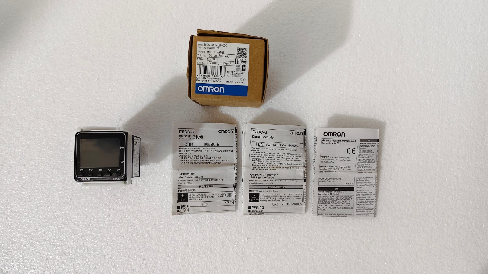 Omron e5cc-rw1aum-000 / E5CC-RW1AUM-000 Temperature Controller